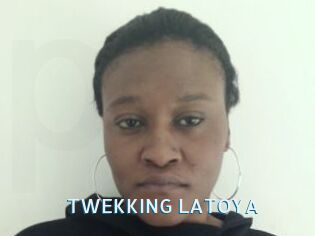 TWEKKING_LATOYA